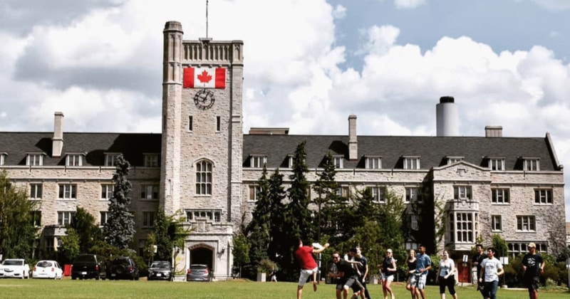 A group of students in front of the University of Guelph in Canada. 